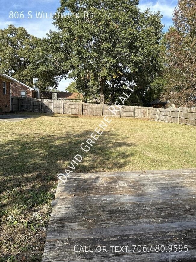 Building Photo - 806 S Willowick Dr