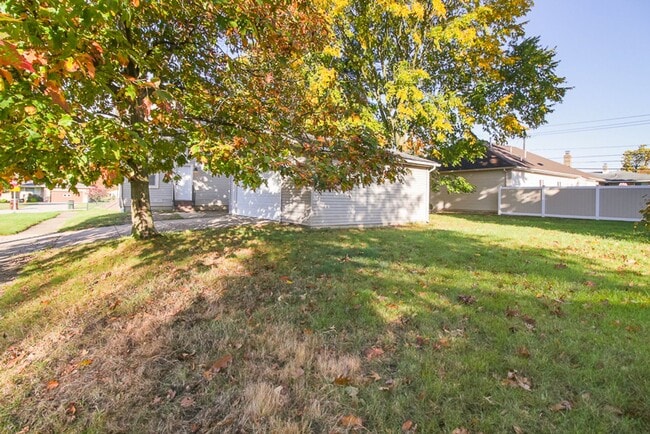 Building Photo - 3 bedroom 3 bathroom Single Family Home