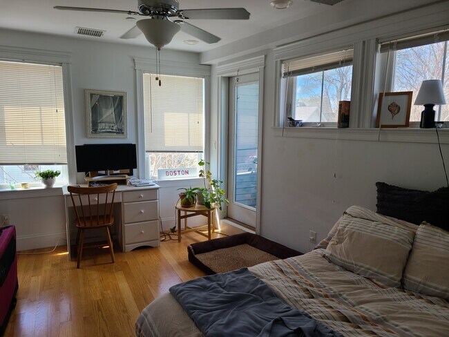 Building Photo - 10 Fern St