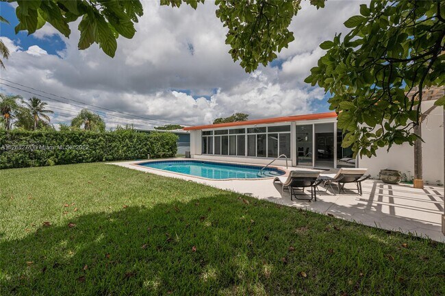 Building Photo - 810 S Rainbow Dr