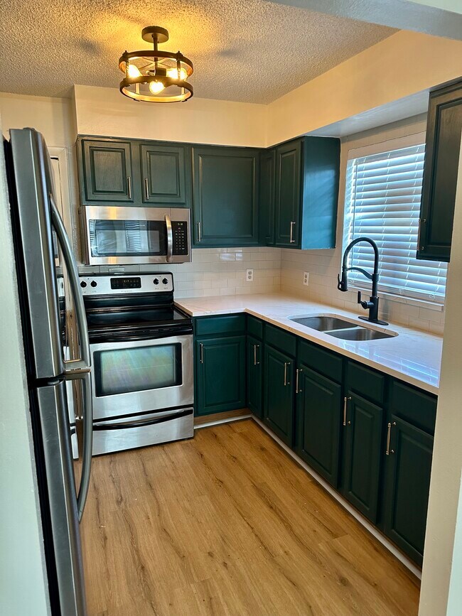 Primary Photo - 1802 W House St