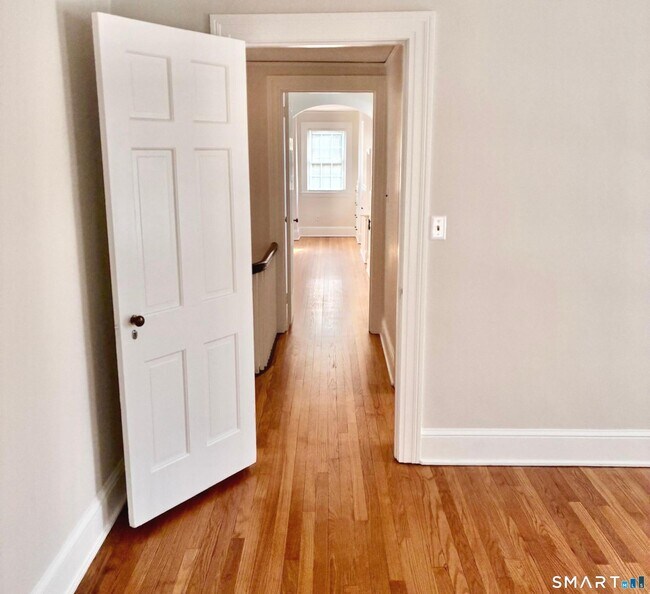 Building Photo - 302 Quaker Ln N