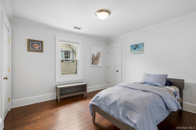 Building Photo - 225 Larchmont Ave