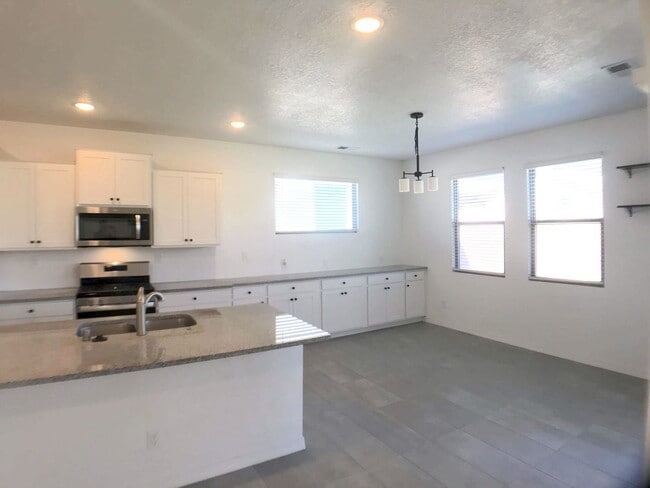 Building Photo - Gorgeous, Newer 3 bedroom in Los Lunas! Open Layout!