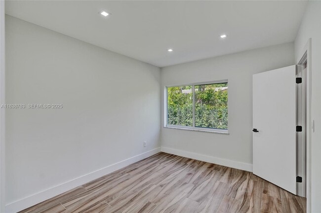 Building Photo - 1840 NE 199th St