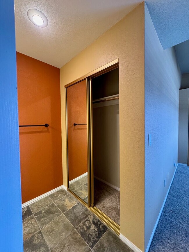Building Photo - 3-Bedroom Condo with Spectacular Views in ...