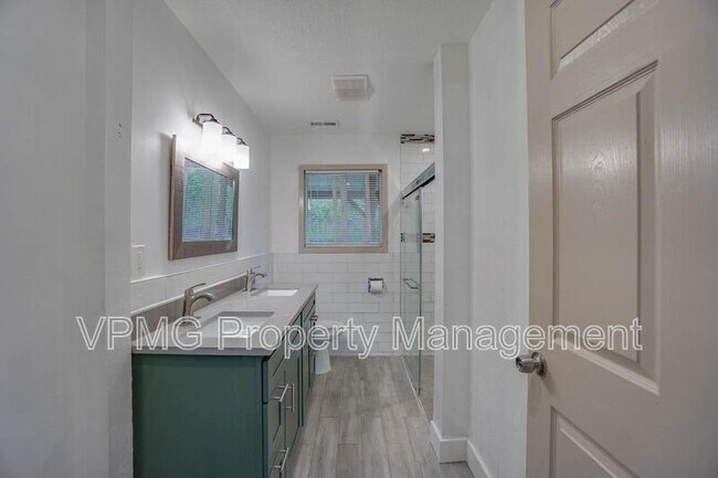 Building Photo - 5404 NE 45th St
