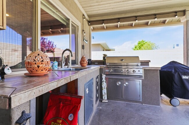 Building Photo - Prestine 4 bedroom home near the Golf Course