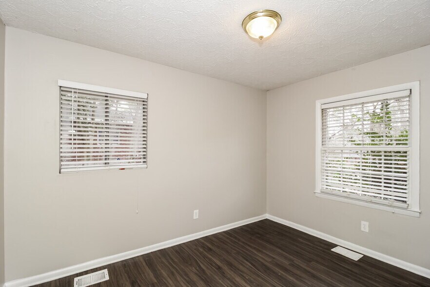 Building Photo - 479 Clara Dr