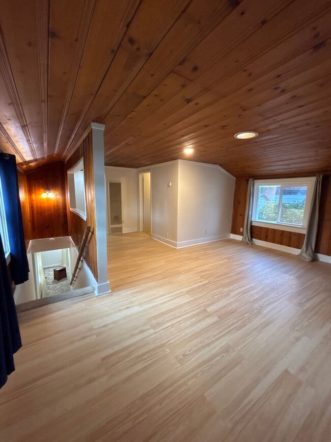 Building Photo - Central Roseville - 1 Bed, 1 Bath - New Flooring & Paint - Large Deck great for Entertaining! No ...