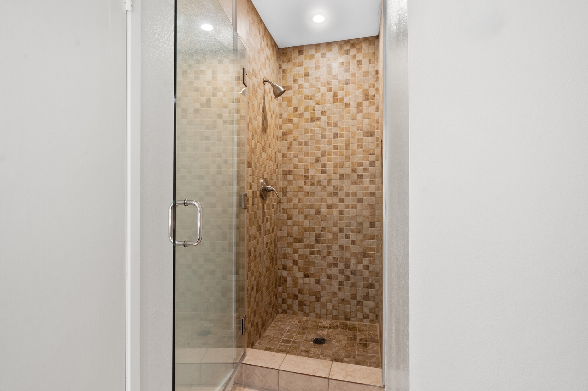 master bathroom standing shower - 11100 Acama St
