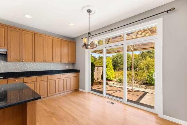 Building Photo - Beautiful 5 Bedroom Mill Creek Home backin...