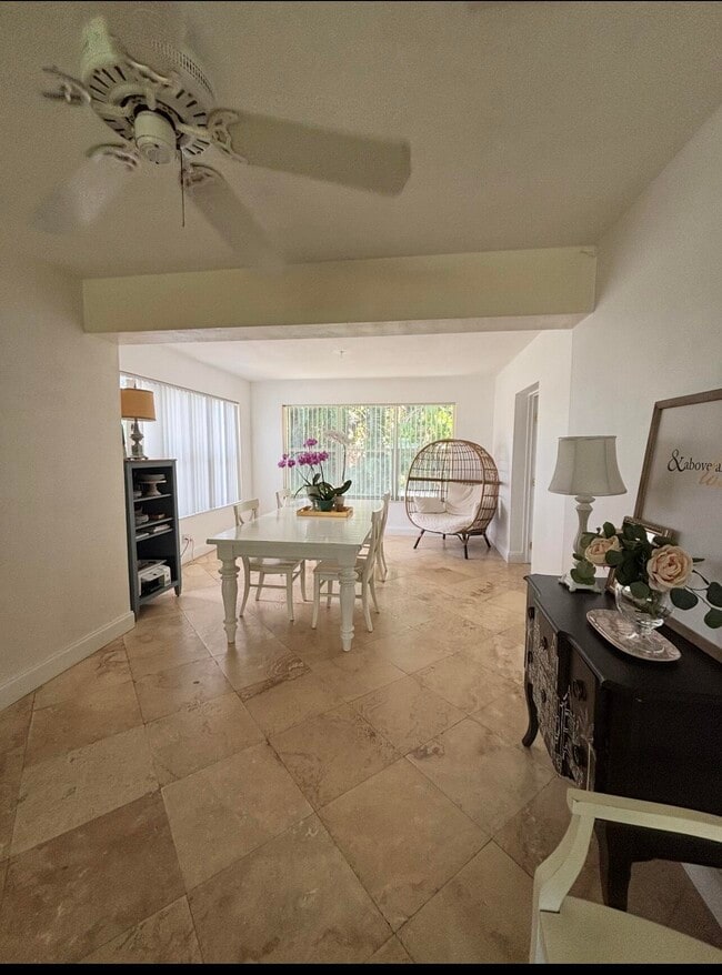 Building Photo - 927 W Royal Palm Rd