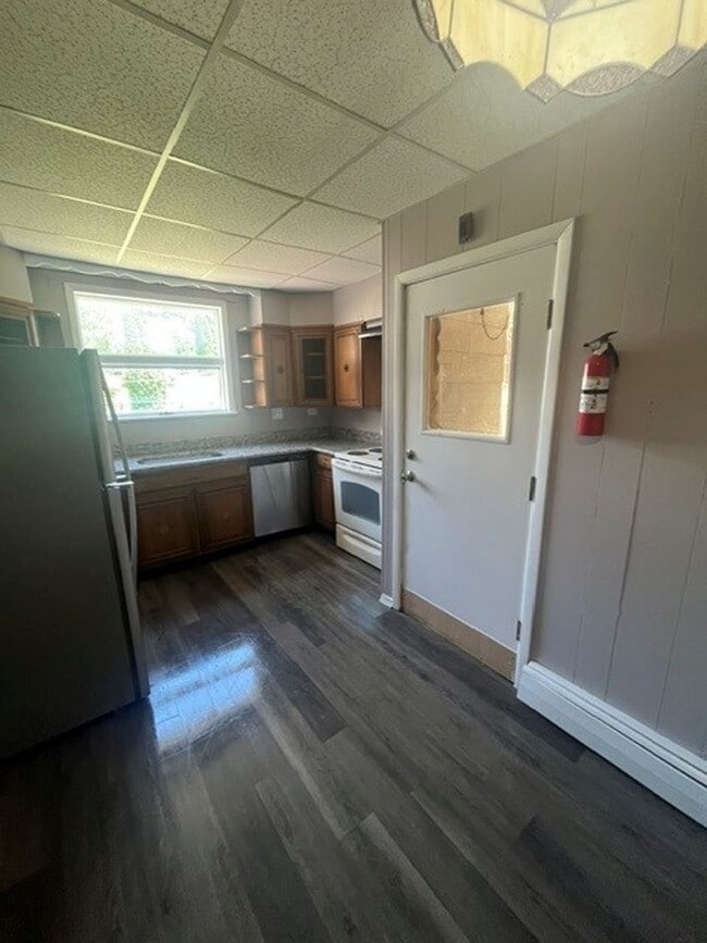 Building Photo - 4 Bedroom 1.5 Bath