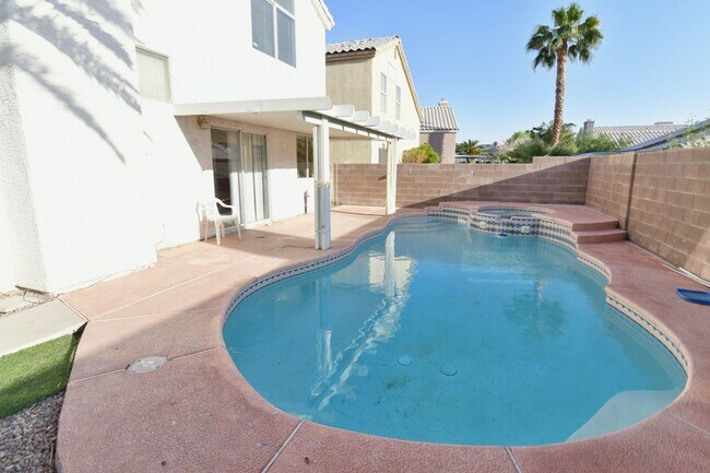 Building Photo - Gorgeous 4-bedroom home with a pool!