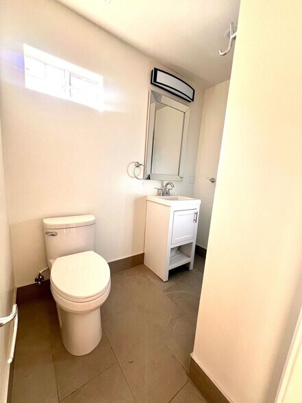 Building Photo - 2117 E 112th St