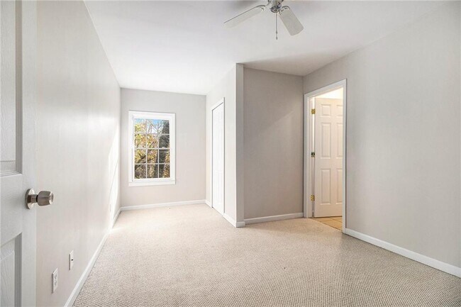 Building Photo - 960 Landmark Dr NE