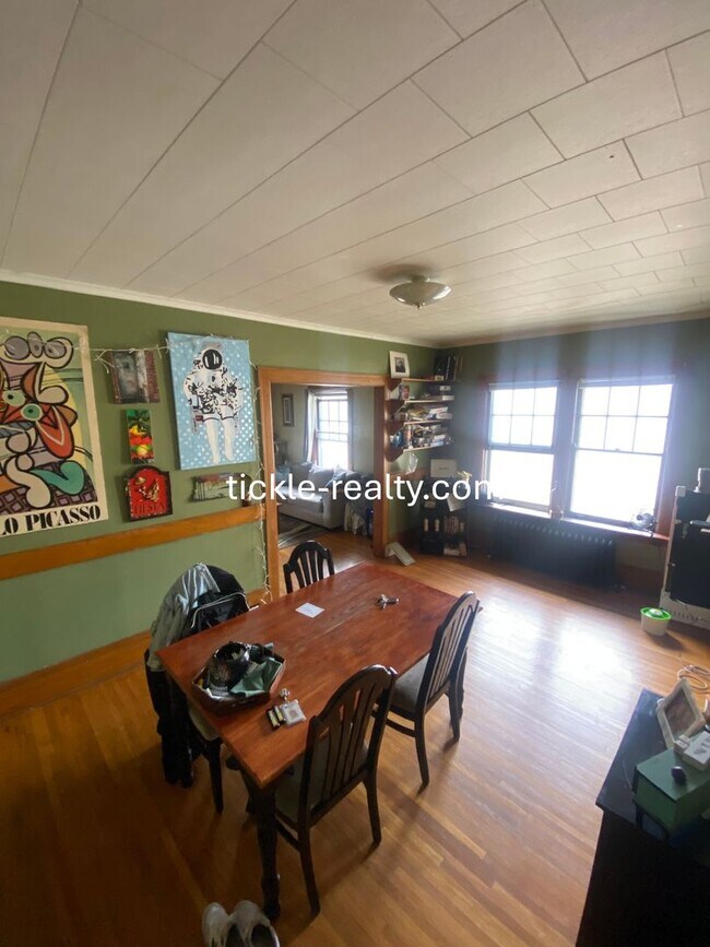 Building Photo - Large 2 Bedroom in Swillburg - Covered Porch