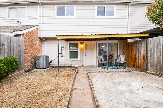 Building Photo - 7931 Ellinger Ln