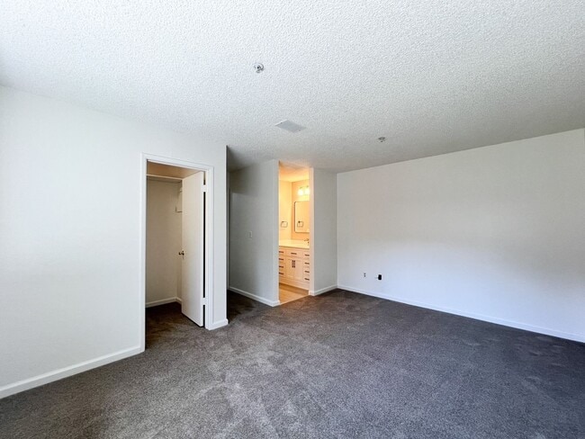 Building Photo - Spacious 2 Bed/2.5 Bath Napa Condo in Peac...