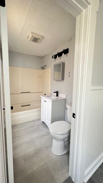 Building Photo - 11 Reeves St