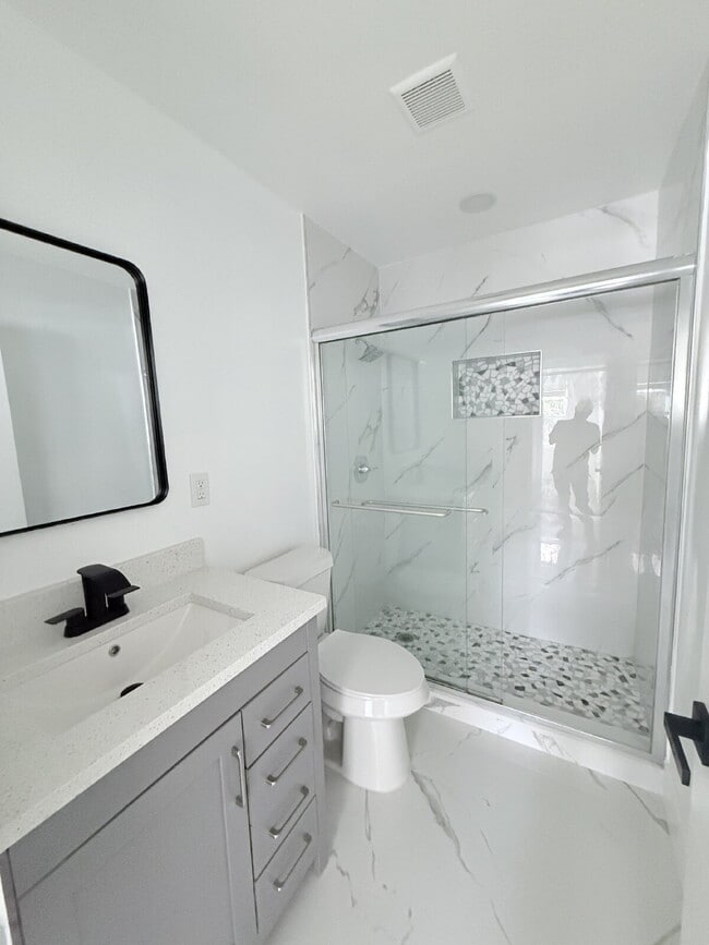 Building Photo - 4-bedroom, 2-bathroom