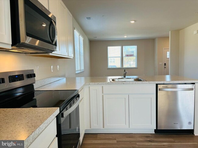 Building Photo - 100 Riverwalk Ter