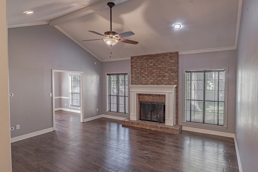 Building Photo - 10926 Mosswood Dr