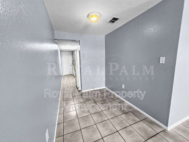 Building Photo - 6617 Warwick Cir