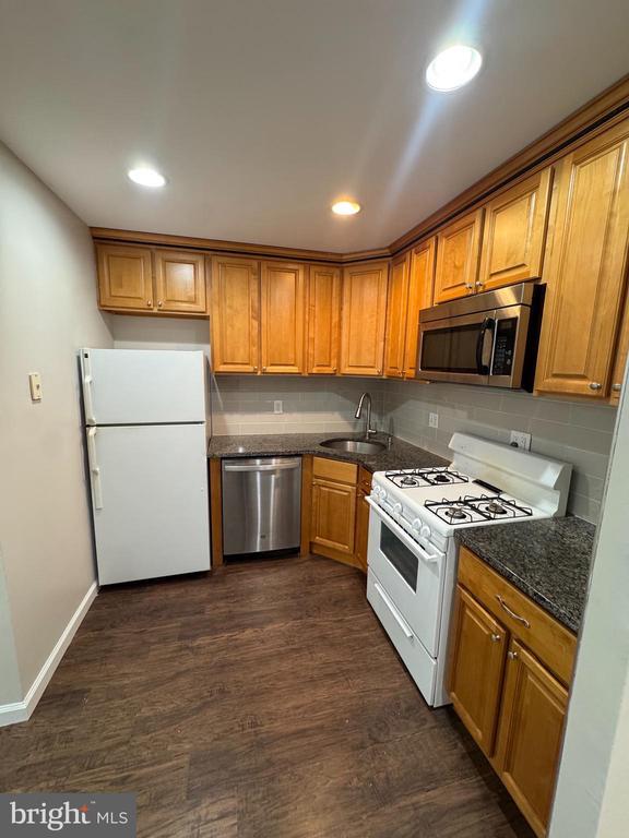 Building Photo - 9841 Northeast Ave