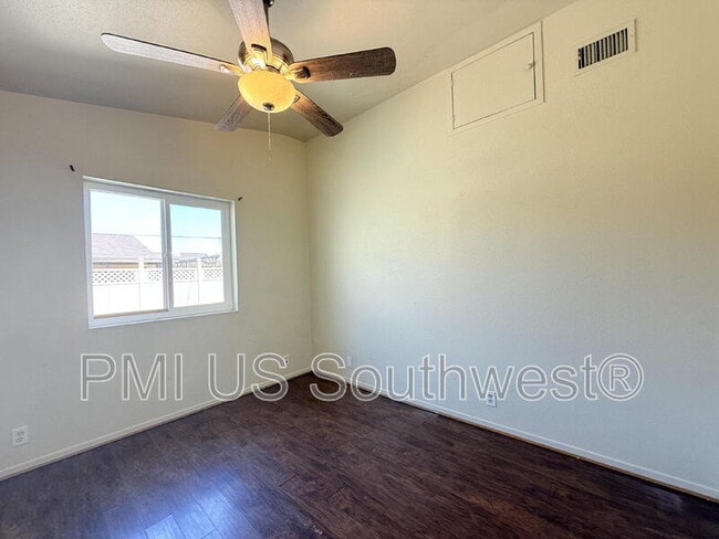 Building Photo - 1386 Lakeside Dr