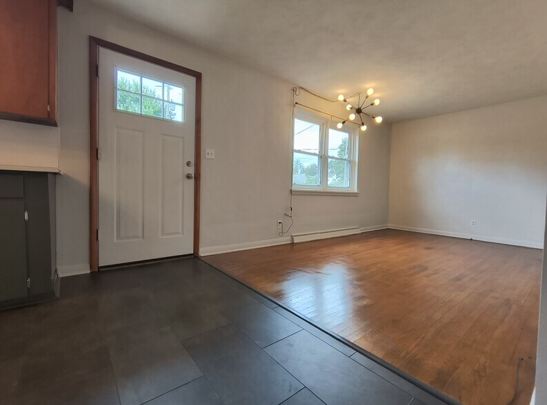 Living Room - 434 Parkwood Dr