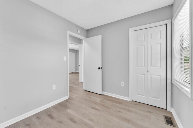 Building Photo - *NEWLY RENOVATED* 2 Bedroom Townhouse in D...