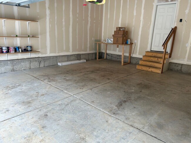 Building Photo - Beautiful 3 Bed 2.5 Bath - 2 Story Home in...