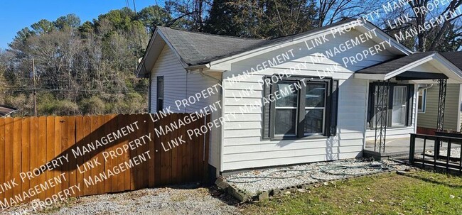 Building Photo - $1395 Quaint 2 bedroom with Washer/Dryer, ...