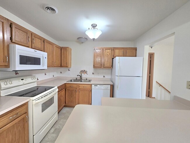 Building Photo - 940 Prairie Dr