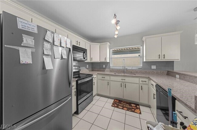 Building Photo - 916 SE 14th Terrace