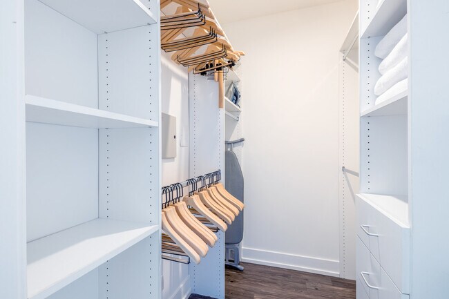 Building Photo - 409 Hayworth Ave