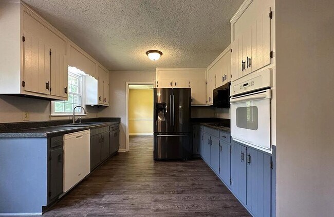 Building Photo - Spacious Brick split-level  home