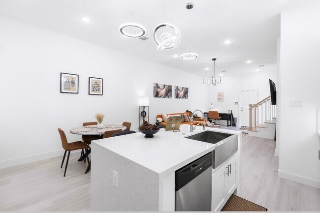 Building Photo - 8126 Panay Dr