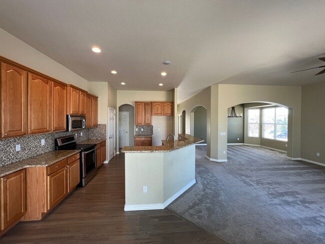 Building Photo - Pine Creek 5bd Home on Corner Lot 6 month ...
