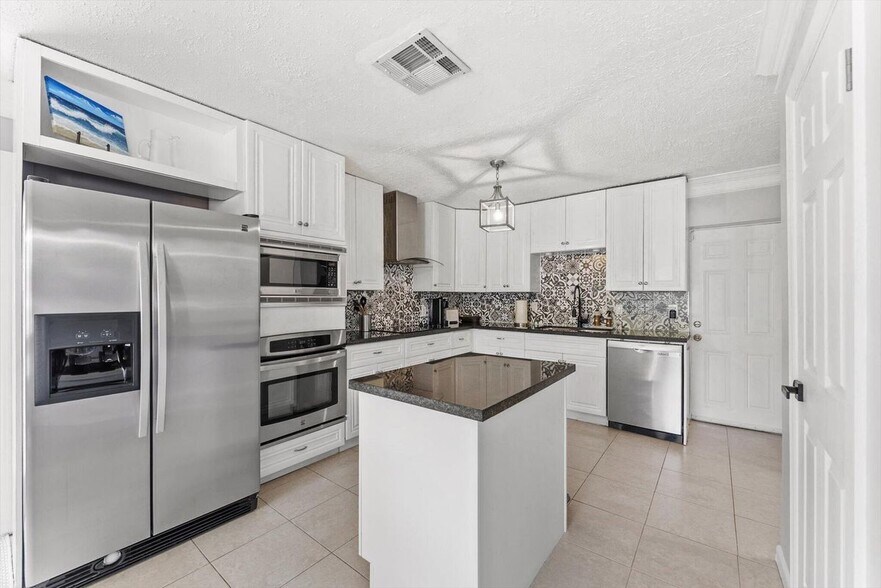 Building Photo - 418 N Palmway