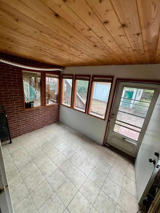 Building Photo - Downtown Home in Fairbanks!!