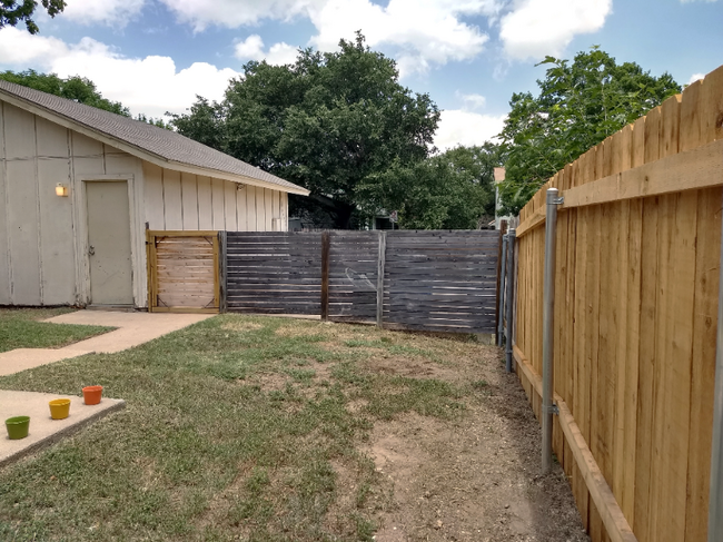 Building Photo - 1620 W Braker Ln