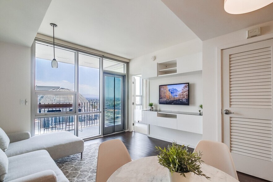 Building Photo - 321 10th Ave