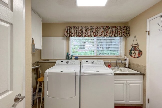 Building Photo - Fully Furnished Home