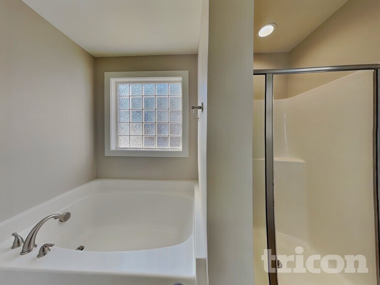 Building Photo - 8 Golden Crk Trl