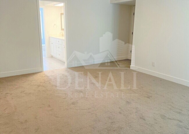 Building Photo - 618 W McNair St