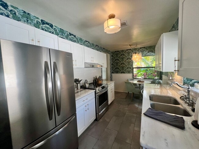 Building Photo - FULLY FURNISHED 2/2 OLD NE BUNGALOW