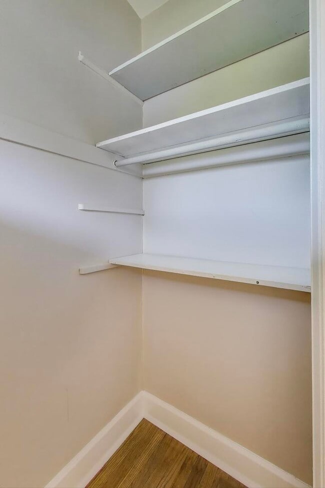 Building Photo - 1601 W Touhy Ave